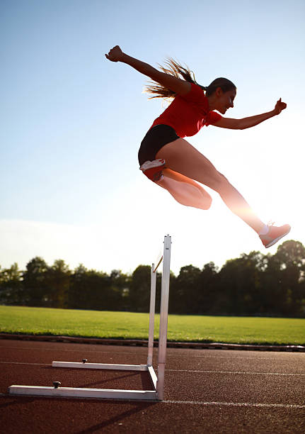 женский hurdler - hurdle hurdling track event women стоковые фото и изображения