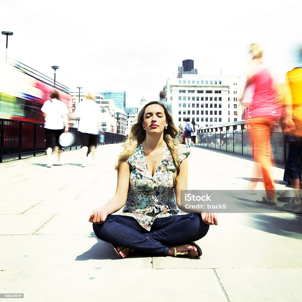 Zen contemplation sur les rues animées de Londres. - Photo de Affluence libre de droits