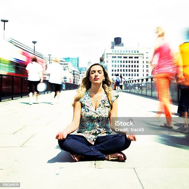 Foto de Zen Contemplação Nas Ruas Movimentadas De Londres e mais fotos de stock de Lotado - Lotado, Meditar, Rua