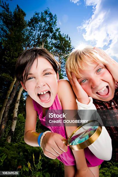 Rapaz E Rapariga A Ser Curioso - Fotografias de stock e mais imagens de Verão - Verão, Amizade, Antecipação