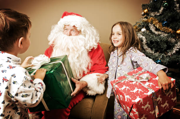 istock Santa and Children 108269543