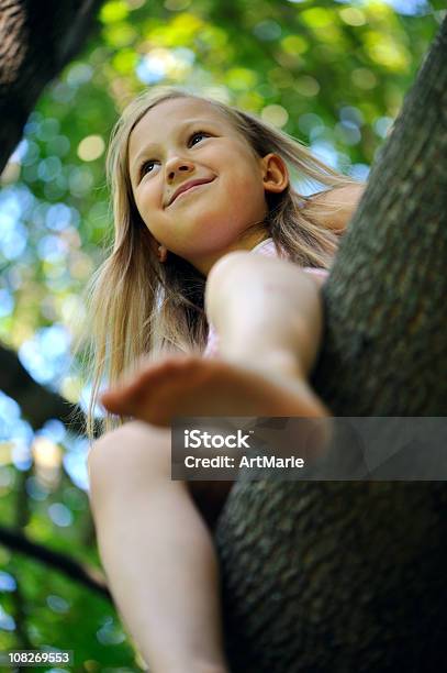 Rapariga Em Uma Árvore Ramo - Fotografias de stock e mais imagens de 6-7 Anos - 6-7 Anos, Ao Ar Livre, Beleza