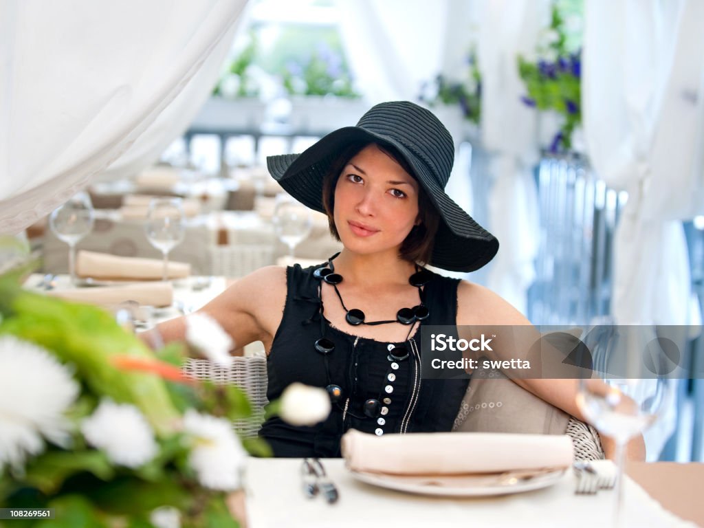 Красивая молодая женщина в ресторане - Стоковые фото 20-24 года роялти-фри