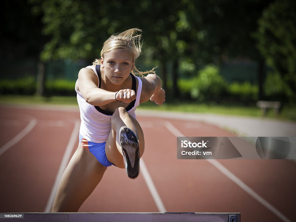 Женщина Бег с барьерами - Стоковые фото Бег с барьерами роялти-фри
