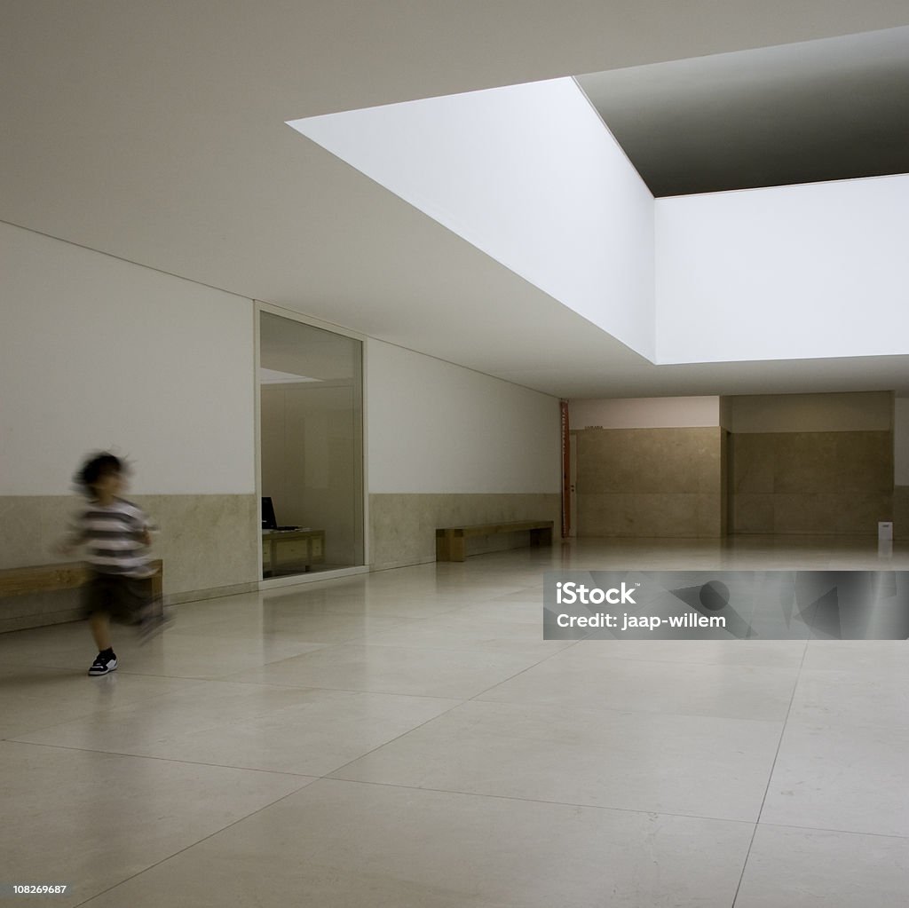 modern museum - 로열티 프리 걷기 스톡 사진