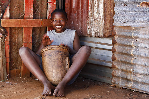 アフリカのドラム少年 ストックフォト