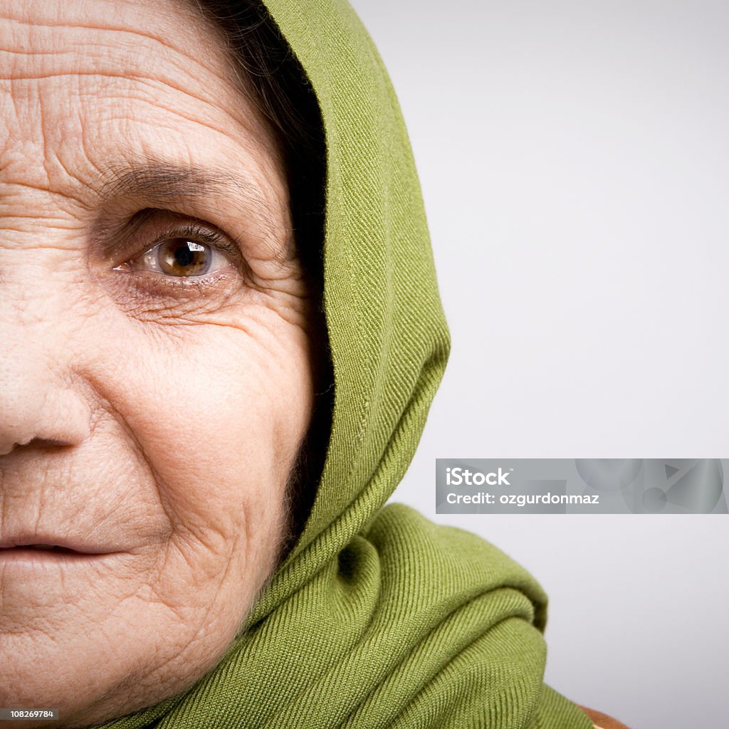 Senior mujer con pañuelo de cabeza - Foto de stock de Pañuelo de cabeza libre de derechos