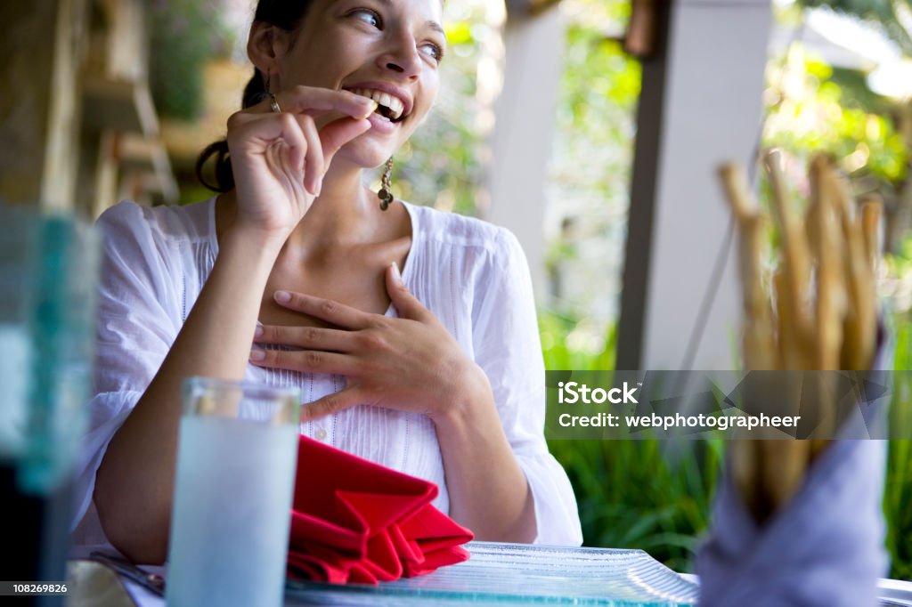 Mulher comendo lanche - Foto de stock de Adulto royalty-free