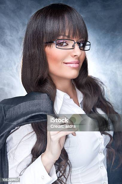 Mujer De Negocios Usando Gafas De Retención Y Chaqueta En Hombro Foto de stock y más banco de imágenes de Cabello castaño