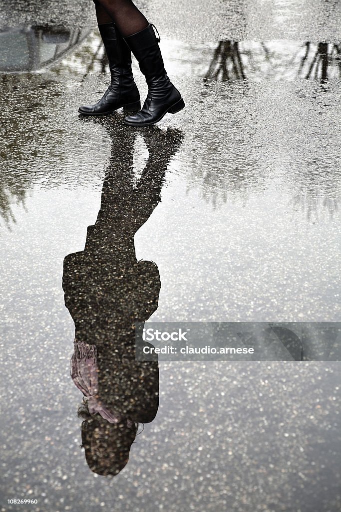 Reflexo da Jovem mulher na poça - Royalty-free Reflexo - Efeito de Luz Foto de stock