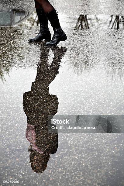 Foto de Reflexo De Jovem Mulher Na Poça e mais fotos de stock de Reflexo - Efeito de luz - Reflexo - Efeito de luz, Trovoada, Poça