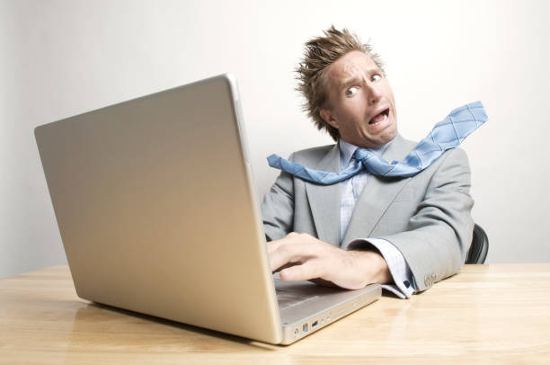 stressato uomo d'affari ufficio lavoratore freaking out al portatile sulla scrivania - freaking foto e immagini stock