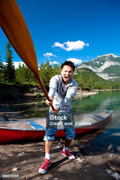 Loco Asiática Angrily Agitando Canoa Paleta Foto de stock y más banco de imágenes de Canoa - Canoa, Enfado, Raro