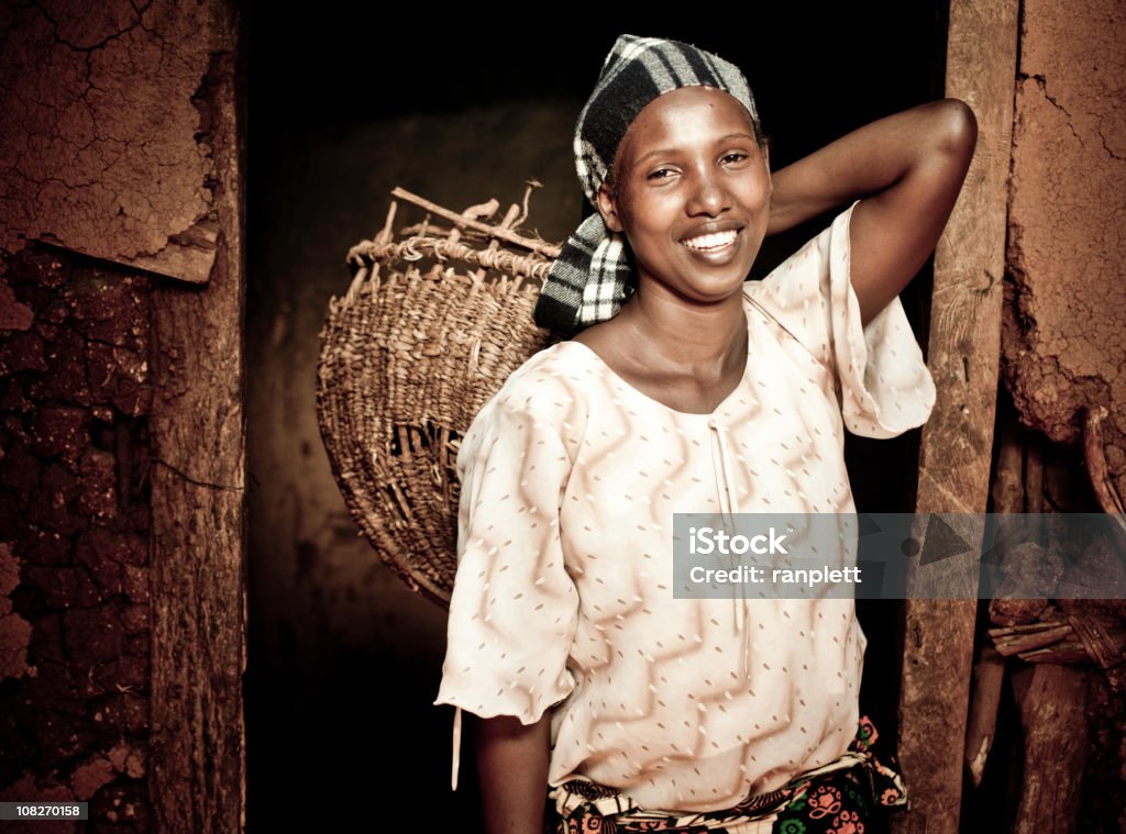 Mujer africana con una cesta - Foto de stock de Pobreza libre de derechos