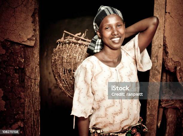 Foto de Mulher Africana Com Uma Cesta e mais fotos de stock de Pobreza - Questão social - Pobreza - Questão social, Só Uma Mulher, África