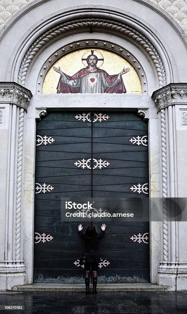Chiusa la porta di una chiesa con donna - Foto stock royalty-free di Adulto