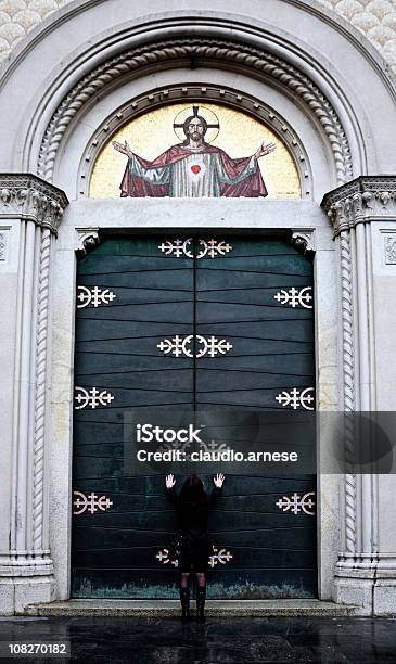 Chiusa La Porta Di Una Chiesa Con Donna - Fotografie stock e altre immagini di Adulto - Adulto, Ambientazione esterna, Arto - Parte del corpo