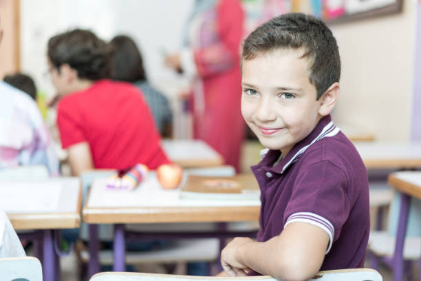 Crianças em idade escolar em sala de aula - foto de acervo