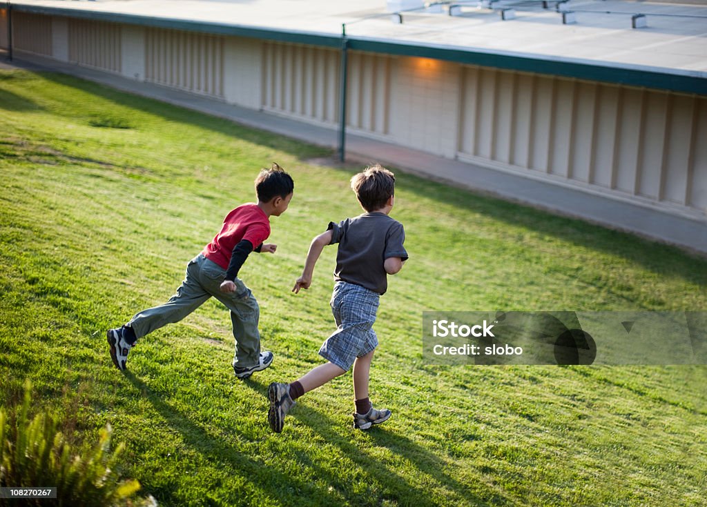 Niños corriendo hacia abajo de la colina - Foto de stock de Grupo multiétnico libre de derechos