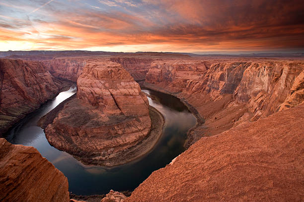 horseshoe bend sonnenuntergang auf den colorado river, arizona, usa. - majestic mountain river horseshoe bend stock-fotos und bilder