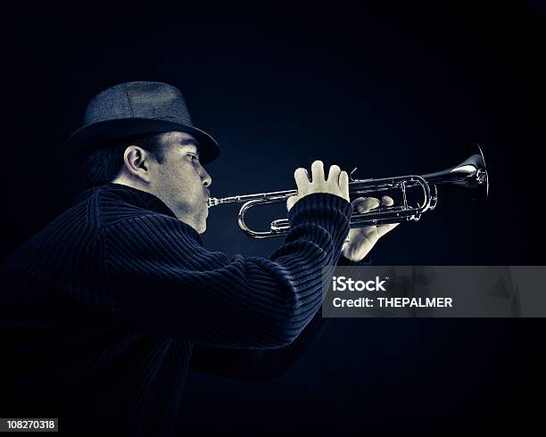 Homem De Jazz - Fotografias de stock e mais imagens de Adulto - Adulto, Adulto de idade mediana, Arte, Cultura e Espetáculo