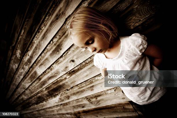 Traurige Kleine Mädchen Stockfoto und mehr Bilder von Armut - Armut, Kind, Spuk