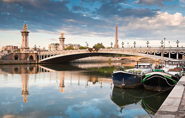 pont alexandre iii und eiffel tower, paris - narrow boat stock-fotos und bilder