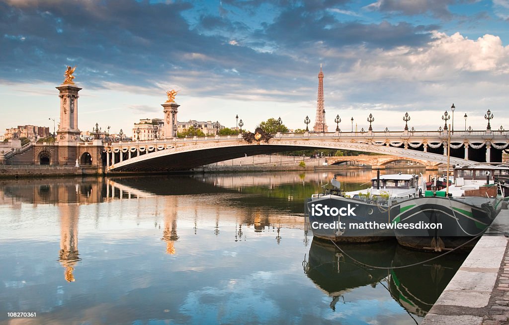 Puente Alexandre III, París y de la Torre Eiffel - Foto de stock de París libre de derechos