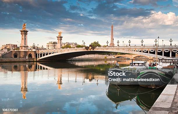 Puente Alexandre Iii París Y De La Torre Eiffel Foto de stock y más banco de imágenes de París - París, Barcaza - Embarcación de recreo, Puente Alexandre III