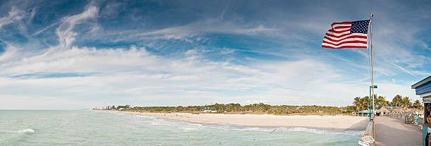 patriótica estadounidense pier ocean beach vista panorámica de la costa del golfo de florida, ee.uu. - florida naples florida pier beach fotografías e imágenes de stock