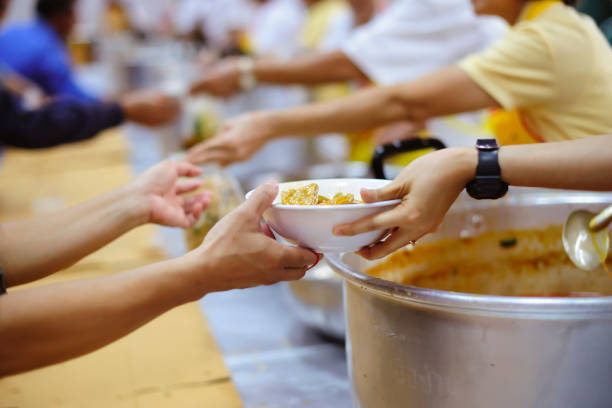 doar para os pobres mendigos, ainda vista em sociedade: conceito de comida de caridade para os pobres - food service - fotografias e filmes do acervo