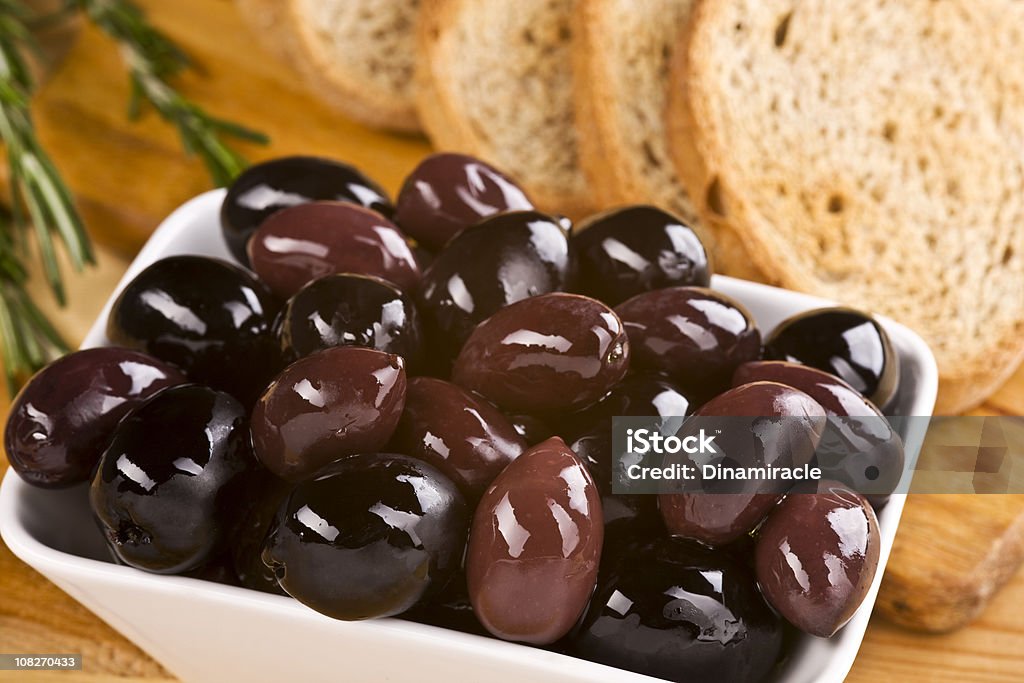 Ваза с оливками и хлеб ломтика с розмарином - Стоковые фото Без людей роялти-фри