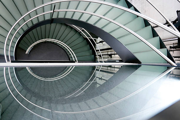 escalier - staircase curve spiral staircase chrome photos et images de collection