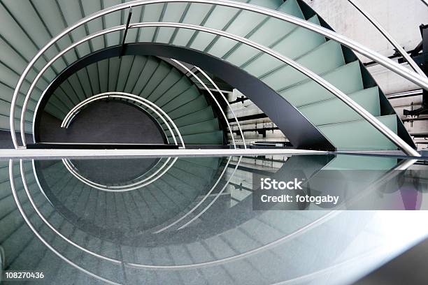 Escadaria - Fotografias de stock e mais imagens de Arquitetura - Arquitetura, Abstrato, Escadaria