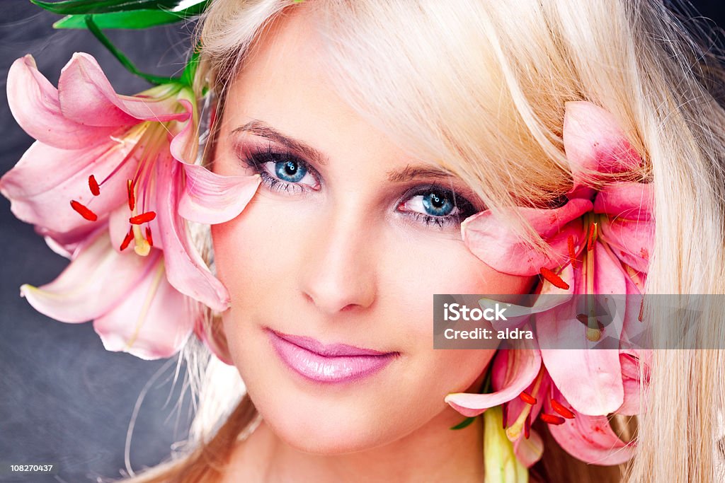 Loira jovem mulher com flores no cabelo - Foto de stock de 20 Anos royalty-free