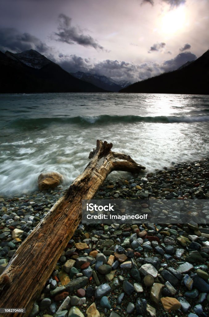 Lago de montaña - Foto de stock de Oscuro libre de derechos