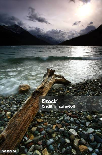 Lago De Montaña Foto de stock y más banco de imágenes de Oscuro - Oscuro, Agua, Aire libre