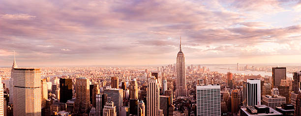 panorama do horizonte da cidade de nova york ao pôr do sol - empire state building fotos - fotografias e filmes do acervo