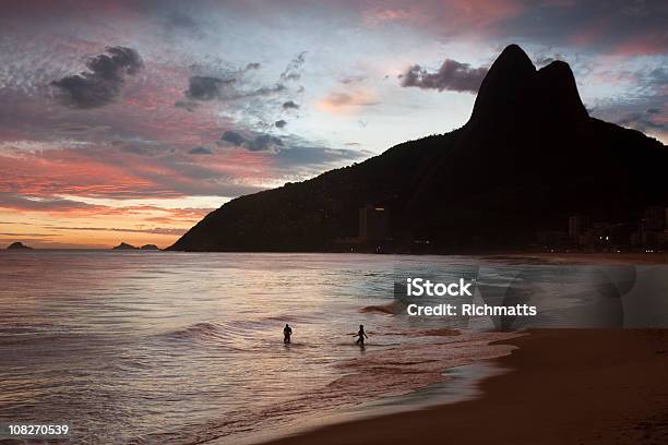 Strand Von Ipanema Rio De Janeiro Stockfoto und mehr Bilder von Berg - Berg, Dramatischer Himmel, Erwachsene Person