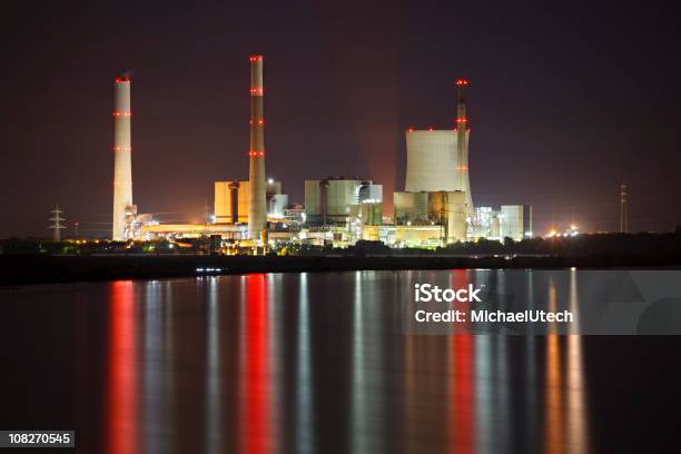 石炭発電所の夜 - 産業のストックフォトや画像を多数ご用意 - 産業, 発電所, イルミネーション