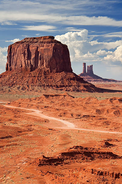 monument valley in arizona, usa, an einem sonnigen tag - navajo national monument stock-fotos und bilder