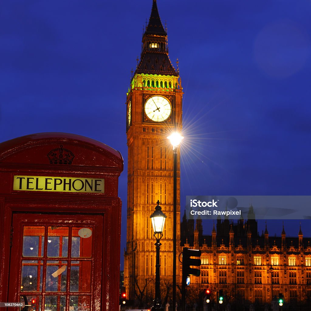 Big Ben e caixa de telefone vermelho à noite - Foto de stock de Cabina telefónica vermelha royalty-free