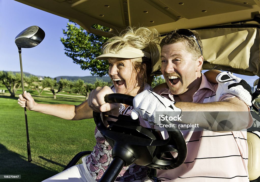 В экстазе пара в гольф-мобиля - Стоко�вые фото Веселье роялти-фри