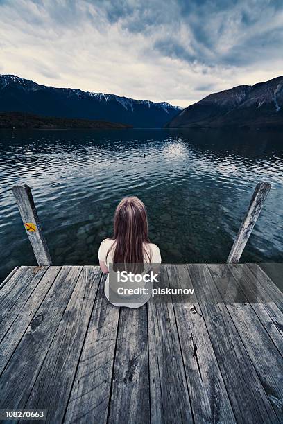 Jovem Sentado Sozinho Na Área - Fotografias de stock e mais imagens de Madeira - Material - Madeira - Material, Solidão, Adulto