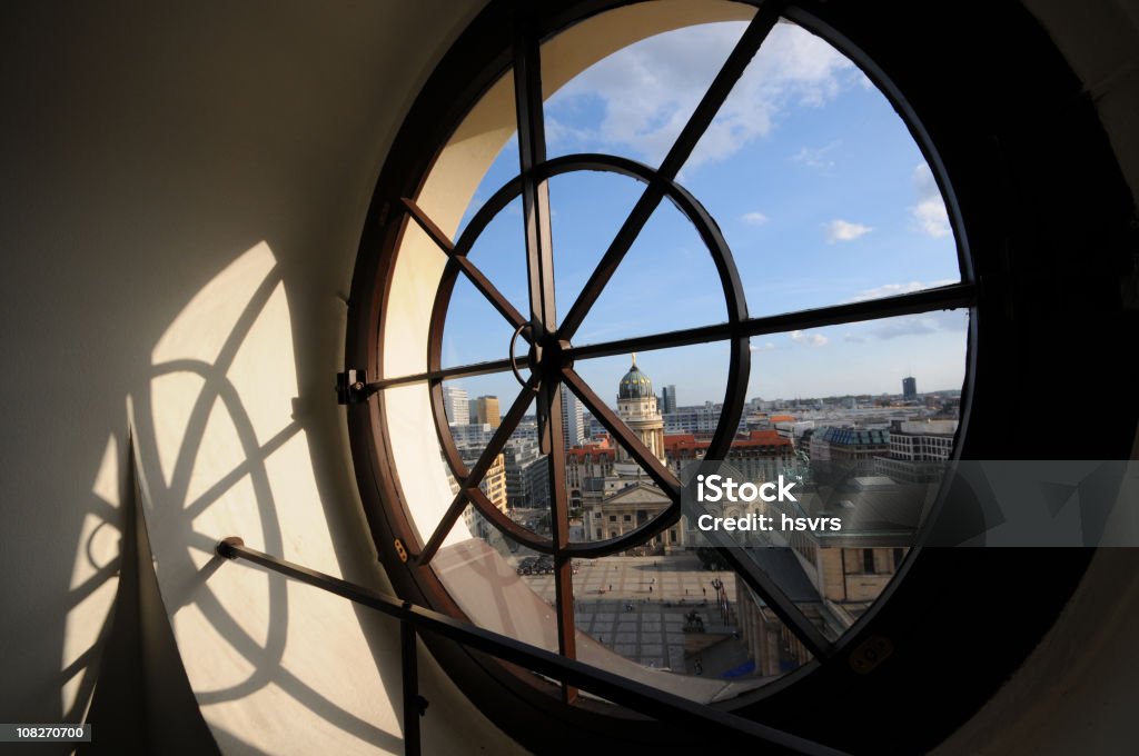 남퐁 통해 둥근 창-독일형 캐서드럴 at 젠다르멘마르크트 (베를린 - 로열티 프리 둥근 창 스톡 사진