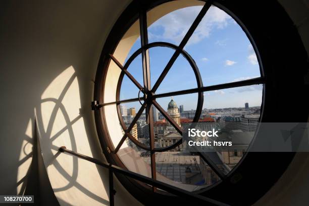 남퐁 통해 둥근 창독일형 캐서드럴 At 젠다르멘마르크트 베를린 둥근 창에 대한 스톡 사진 및 기타 이미지 - 둥근 창, 베를린, 성당