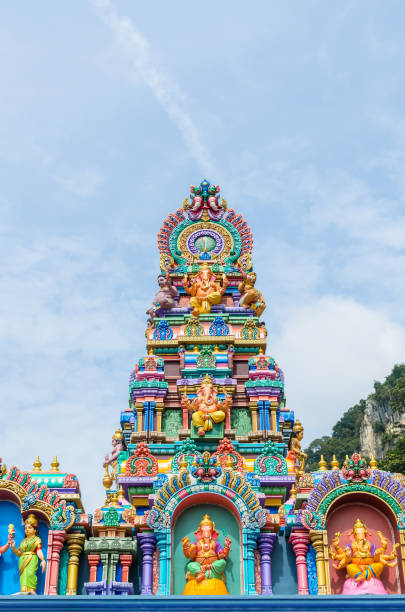 primer plano de las coloridas estatuas en el templo de las cuevas de batu, malasia kuala lumpur. - 3144 fotografías e imágenes de stock