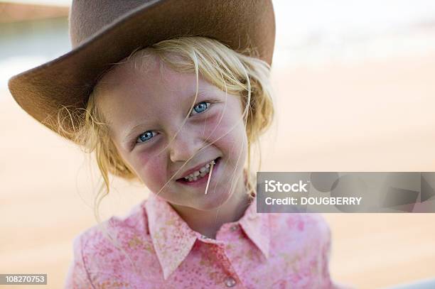 Маленький Ковбойдевушка — стоковые фотографии и другие картинки 6-7 лет - 6-7 лет, Веселье, Голубые глаза