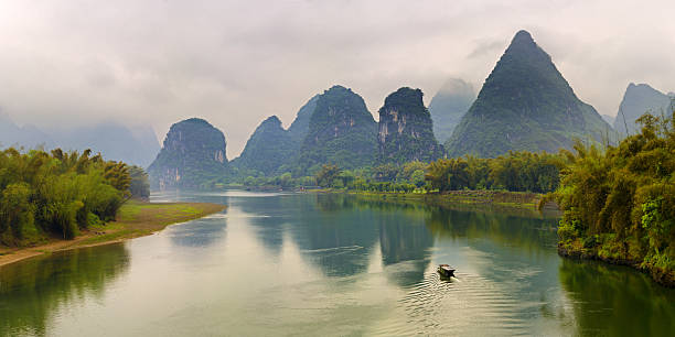 rivière li paysage - yangshou photos et images de collection