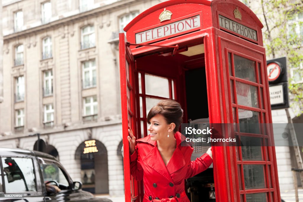 Londres mulher na Cabine de telefone vermelho - Royalty-free Cabina de Telefone Público Foto de stock